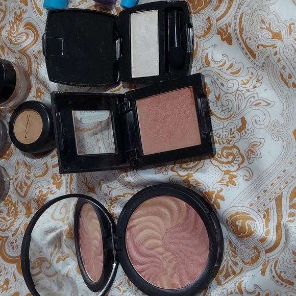 Lot of makeup - Picture 8 of 14